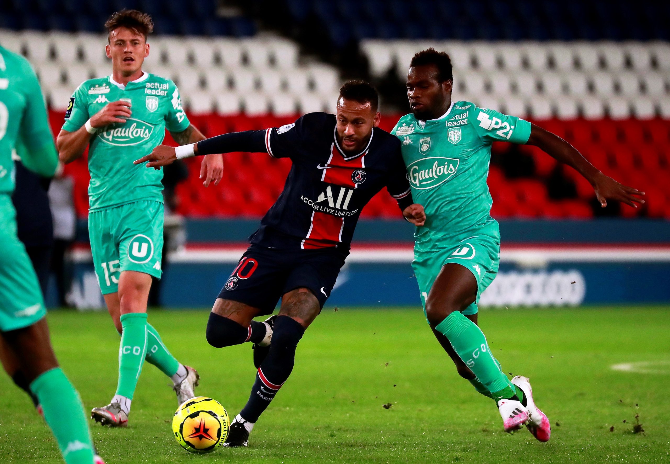epa08716296 Paris Saint-Germain's Neymar (C) and Anger's Anthony Gomez (R) in action during the French Ligue 1 soccer match between Paris Saint-Germain (PSG) and Angers SCO at the Parc des Princes stadium in Paris, France, 02 October 2020.  EPA/CHRISTOPHE PETIT TESSON