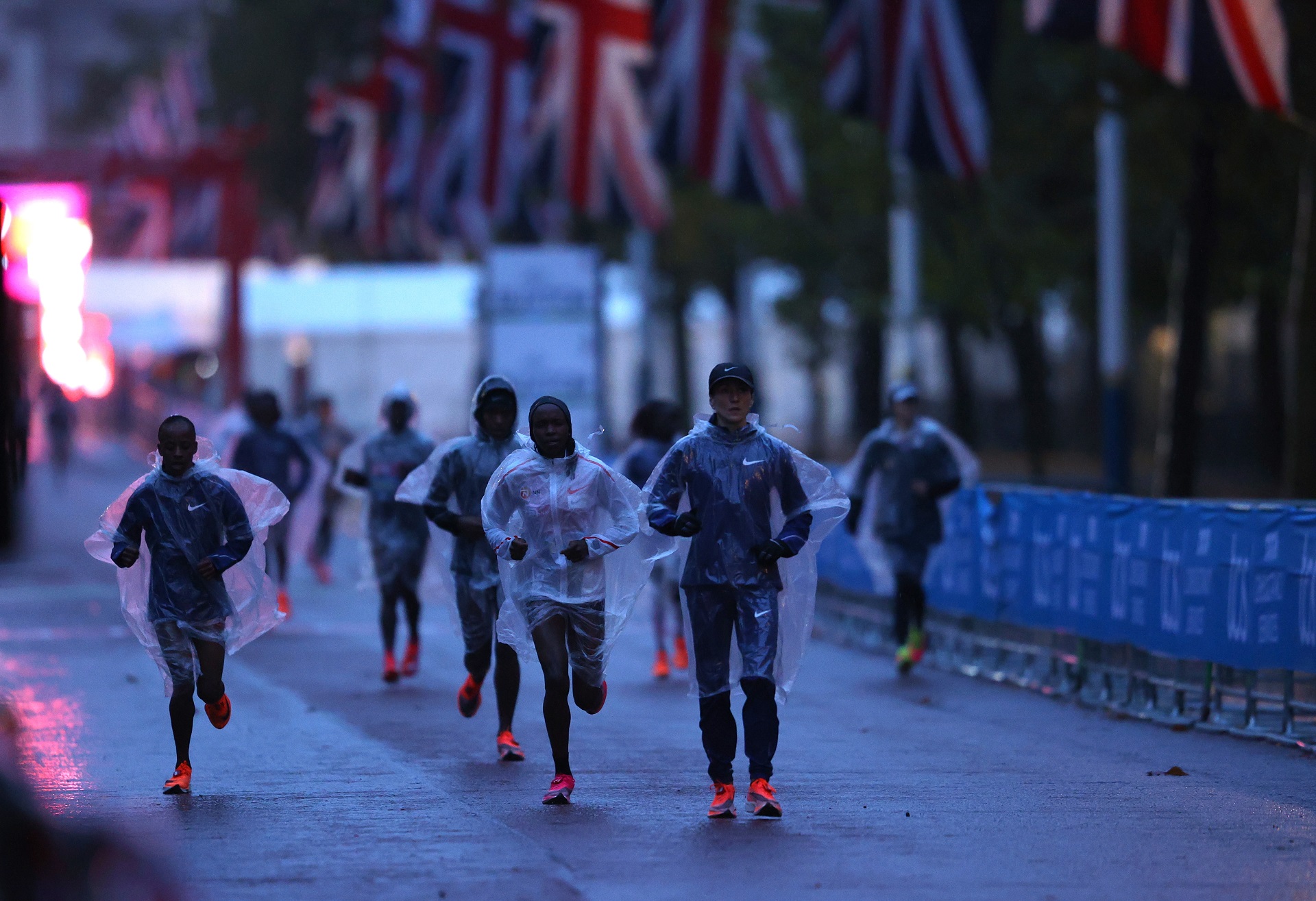 epaselect epa08718955 Elite women runners warm up prior their race during the London Marathon in London, Britain, 04 October 2020.  EPA/Richard Heathcote / POOL