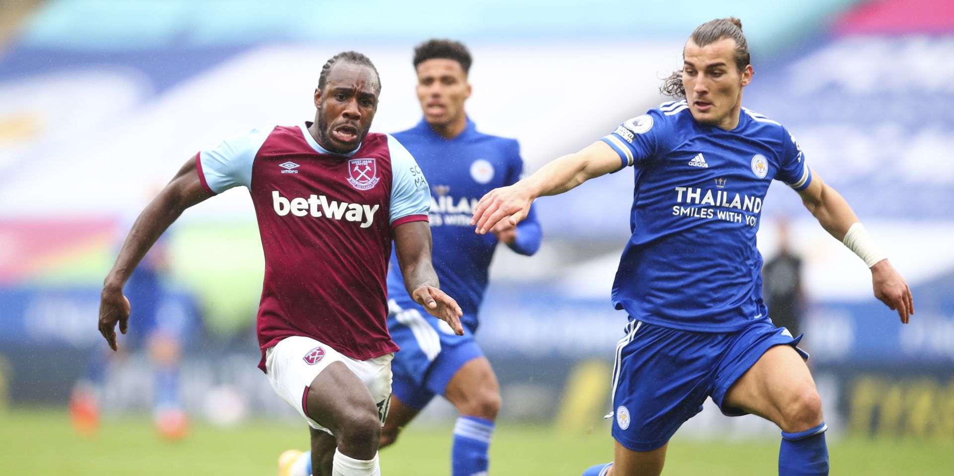 epa08719614 Michail Antonio (L) of West Ham in action against Çaglar Soyuncu (R) of Leicester during the English Premier League match between Leicester City and West Ham United in Leicester, Britain, 04 October 2020.  EPA/Marc Atkins / POOL EDITORIAL USE ONLY. No use with unauthorized audio, video, data, fixture lists, club/league logos or 'live' services. Online in-match use limited to 120 images, no video emulation. No use in betting, games or single club/league/player publications.