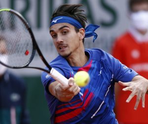 epa08720162 Lorenzo Sonego of Italy in action against Diego Schwartzman of Argentina during their men’s fourth round match during the French Open tennis tournament at Roland ​Garros in Paris, France, 04 October 2020.  EPA/YOAN VALAT