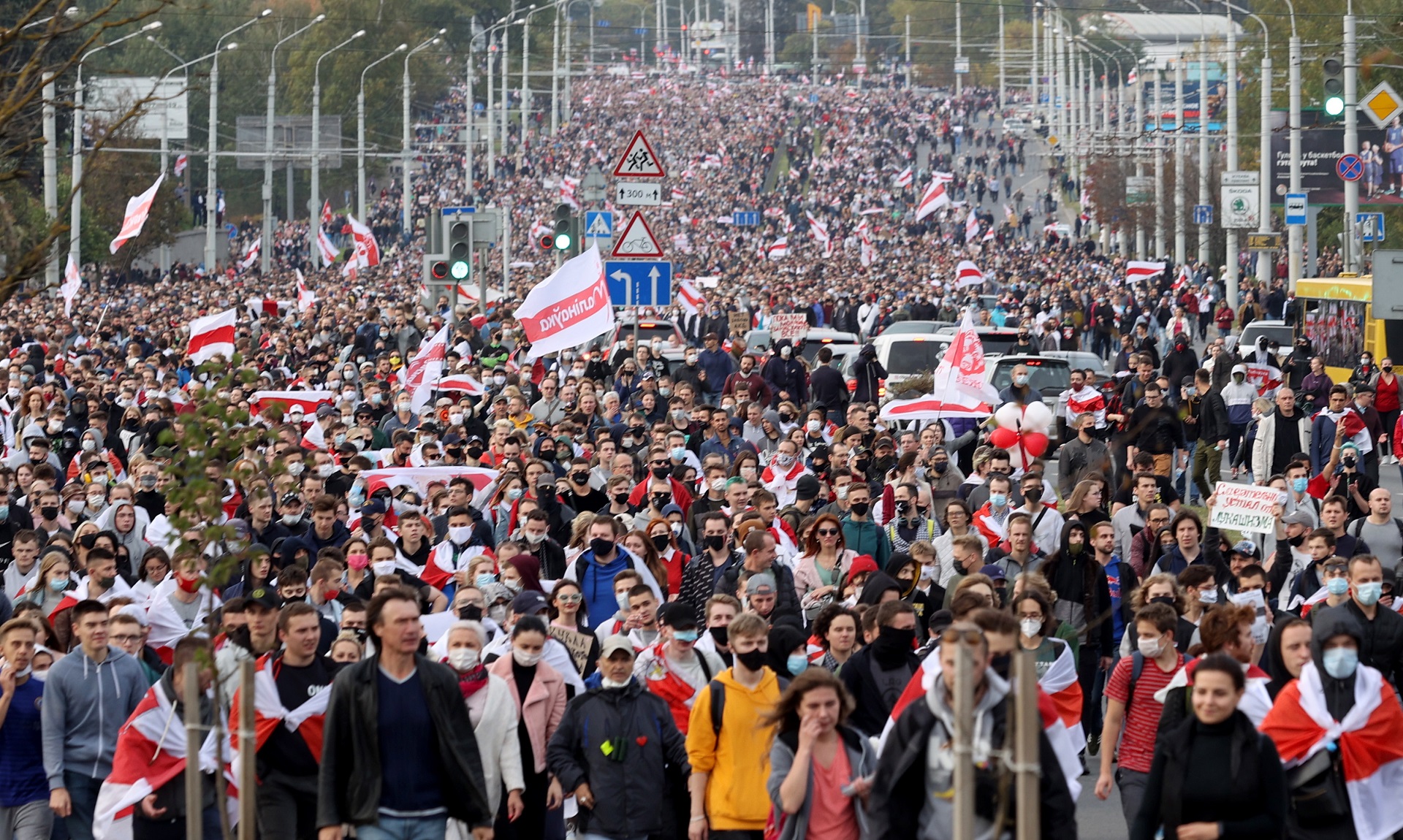 epa08720656 Thousands of protesters attend an opposition protest in Minsk, Belarus, 04 October 2020. According to reports, thousands of opposition activists and supporters attended the protest demanding to free political prisoners.  EPA/STR