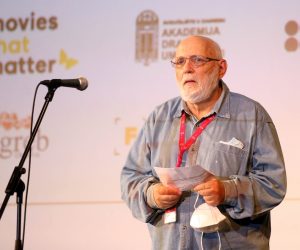 Zagreb, 4.10.2020 - Svečano otvaranje ZagrebDoxa u Kinu SC. Festival se održava od 4. do 11. listopada u Kinu SC i Teatru &TD, a središnji dio programa čini natjecateljski program podijeljen u kategorije međunarodne i regionalne konkurencije. Zadnjega dana festivala dodijelit će se Nagrada Movies that matter, Nagrada FIPRESCI, Veliki pečat za regionalnu konkurenciju, Veliki pečat za međunarodnu konkurenciju, HT nagrada publike i Mali pečat. Na slici Nenad Puhovski.
Foto HINA/ Dario GRZELJ/ dag