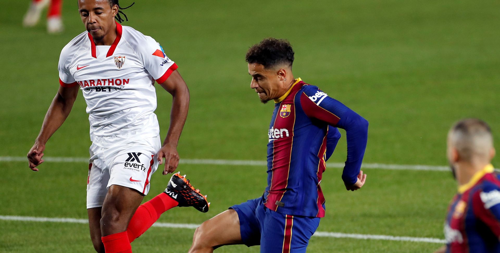 epa08721103 FC Barcelona's Philippe Coutinho (C) scores the 1-1 tie during the Spanish LaLiga soccer match between FC Barcelona and Sevilla FC at Camp Nou stadium in Barcelona, Catalonia, Spain, 04 October 2020.  EPA/ALBERTO ESTEVEZ