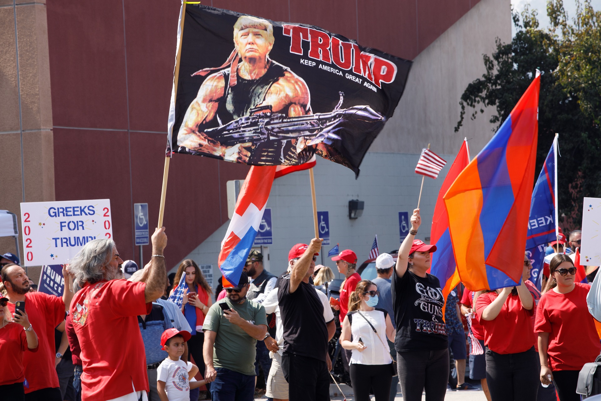 epa08721329 Supporters of US President Donald J. Trump show their support in Glendale, California, USA, 04 October 2020. Trump continues to recover at the Walter Reed Medical Center hospital from his COVID-19 infection.  EPA/EUGENE GARCIA