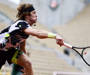 epa08721808 Andrey Rublev of Russia hits a forehand during his 4th round match against  Marton Fucsovics of Hungary during the French Open tennis tournament at Roland Garros in Paris, France, 05 October 2020.  EPA/JULIEN DE ROSA