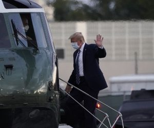 epa08723054 US President Donald J. Trump, wearing a mask, embarks onto Marine One after leaving Walter Reed National Military Medical Center, in Bethesda, Maryland, USA, 05 October 2020, to board Marine One for a return trip to the White House after receiving treatment for a COVID-19 infection.  EPA/Chris Kleponis / POOL