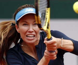epa08723555 Danielle Collins of the USA in action against Ons Jabeur of Tunisia during their women’s fourth round match during the French Open tennis tournament at Roland ​Garros in Paris, France, 06 October 2020.  EPA/YOAN VALAT