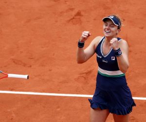 epa08724105 Nadia Podoroska of Argentina reacts after winning against Elina Svitolina of Ukraine in their women’s quarter final match during the French Open tennis tournament at Roland ​Garros in Paris, France, 06 October 2020.  EPA/IAN LANGSDON