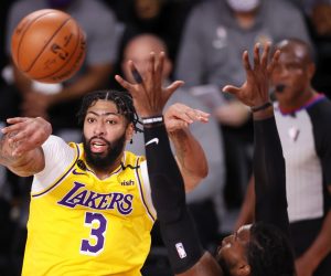 epa08725567 Los Angeles Lakers forward Anthony Davis (L) passes the ball over Miami Heat forward Jae Crowder (R) in the second quarter of their NBA Finals basketball game four at the ESPN Wide World of Sports Complex in Kissimmee, Florida, USA, 06 October 2020.  EPA/ERIK S. LESSER SHUTTERSTOCK OUT