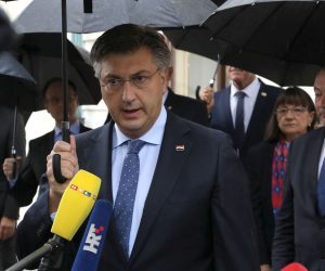 Zagreb, 07.10.2020 - Povodom obilježavanja 29. obljetnice raketiranja Banskih dvora, predsjednik Vlade Andrej Plenković sa suradnicima položio je lovorov vijenac na spomen-ploču na zgradi Vlade. Na fotografiji Andrej Plenković.
foto HINA/ Admir BULJUBAŠIĆ/ abu
