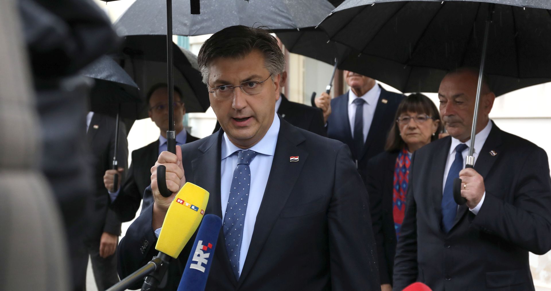 Zagreb, 07.10.2020 - Povodom obilježavanja 29. obljetnice raketiranja Banskih dvora, predsjednik Vlade Andrej Plenković sa suradnicima položio je lovorov vijenac na spomen-ploču na zgradi Vlade. Na fotografiji Andrej Plenković.
foto HINA/ Admir BULJUBAŠIĆ/ abu
