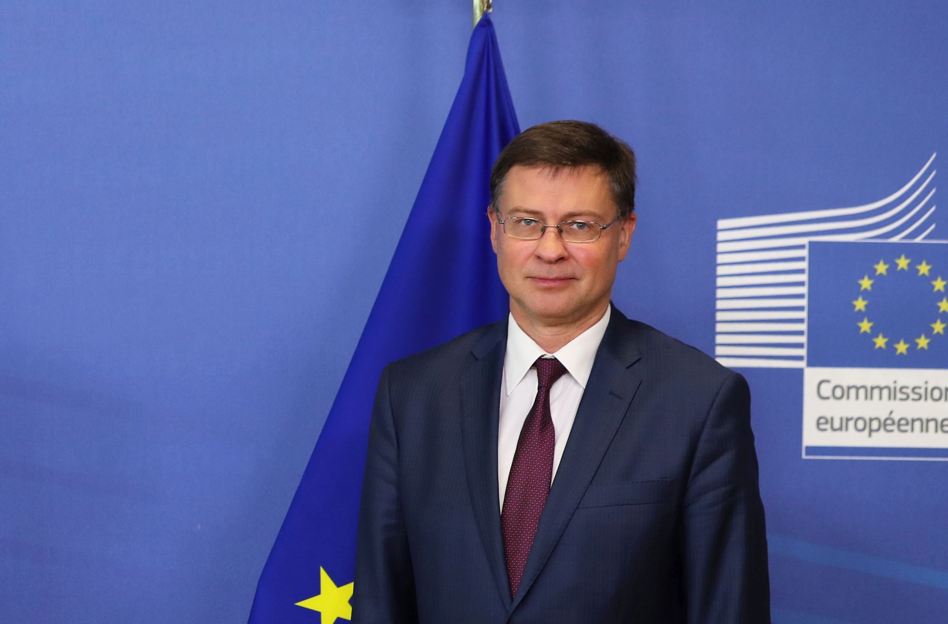 epa08725949 Estonian President Kersti Kaljulaid is welcomed by European Commission Vice President Valdis Dombrovskis in Brussels, Belgium, 07 October 2020.  EPA/YVES HERMAN / POOL