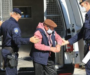 Osijek, 8.10.2020.- Policija privodi u upanijsko dravno odvjetnitvo u Osijeku jednog dvojice od osumnjièenih da su kao pripadnici srpskih paravojnih snaga 20. studenoga 1991. sudjelovali u tzv. paliru smrti na Ovèari kroz koji su prolazili zarobljenici iz okupiranog Vukovara. 
foto HINA/ ua
