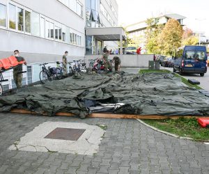 Zagreb, 9.10.2020.- Pripadnici Hrvatske vojske u petak su poèeli postavljati atore za trijau ispred KBC-a Zagreb, priopæio je MORH. 
foto HINA/ MORH/ F.Klen/ ua
