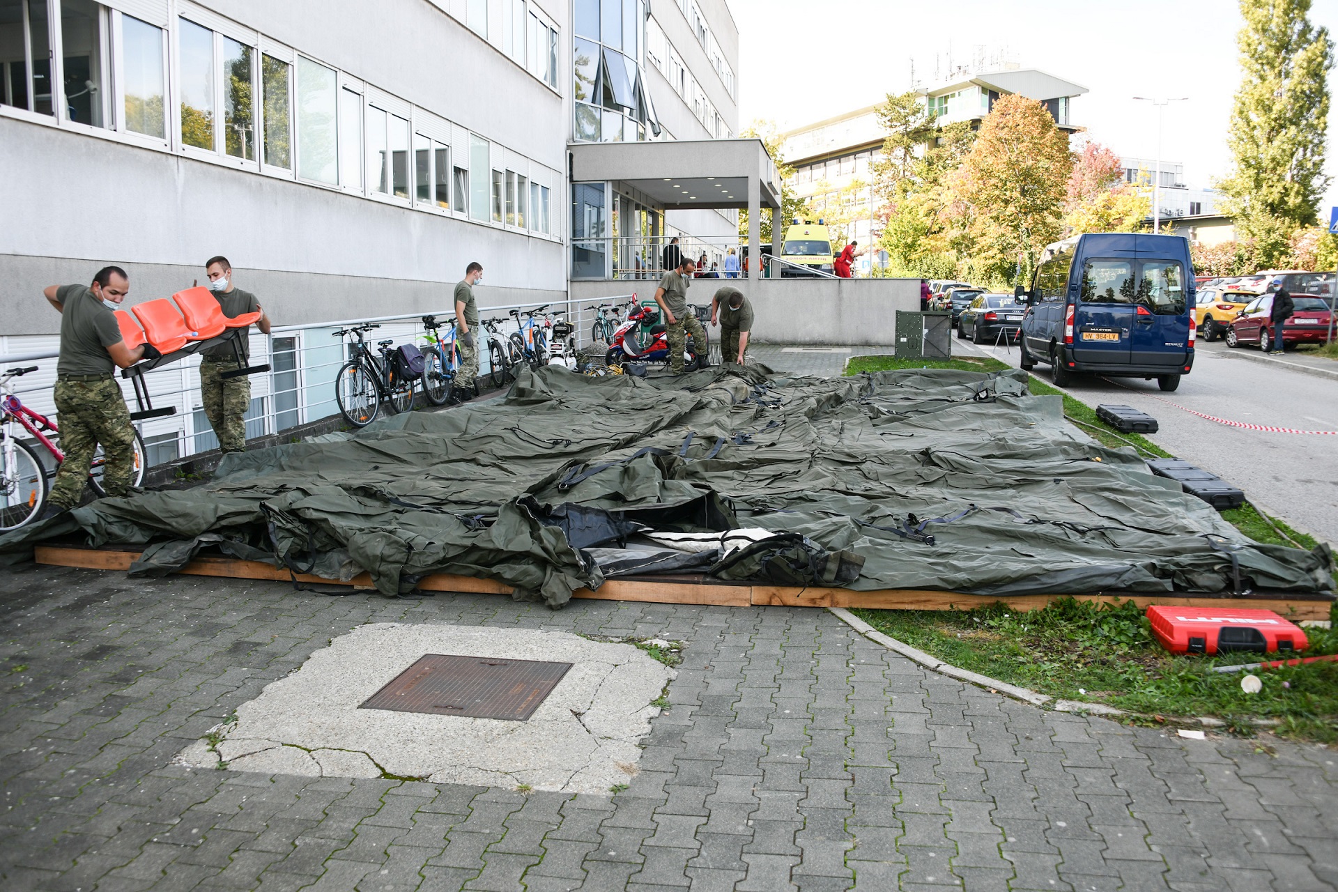 Zagreb, 9.10.2020.- Pripadnici Hrvatske vojske u petak su poèeli postavljati atore za trijau ispred KBC-a Zagreb, priopæio je MORH. 
foto HINA/ MORH/ F.Klen/ ua