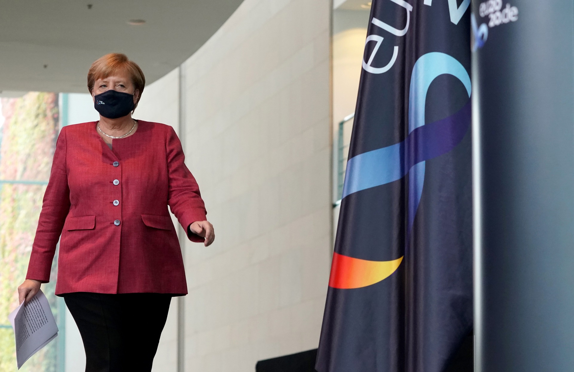 epa08731861 German Chancellor Angela Merkel arrives for a statement after a conference call with the mayors of the eleven biggest German cities on the rising number of Covid-19 deseases in German cities, in Berlin, Germany, 09 October 2020. 16 German cities and counties have exceeded the warning value of 50 new corona infections per 100,000 inhabitants in seven days.  EPA/ALEXANDER BECHER / POOL