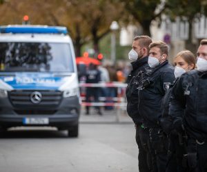 09 October 2020, Berlin: Policemen secure an area witnessing a rally rally against vegan chef Attila Hildmann near his snack bar. Hildmann calls himself "ultra-right" and a conspiracy preacher. Hildmann is a far-right conspiracy theorist who has described himself as "ultra-right-wing" and as a German nationalist. Photo: Christoph Soeder/dpa