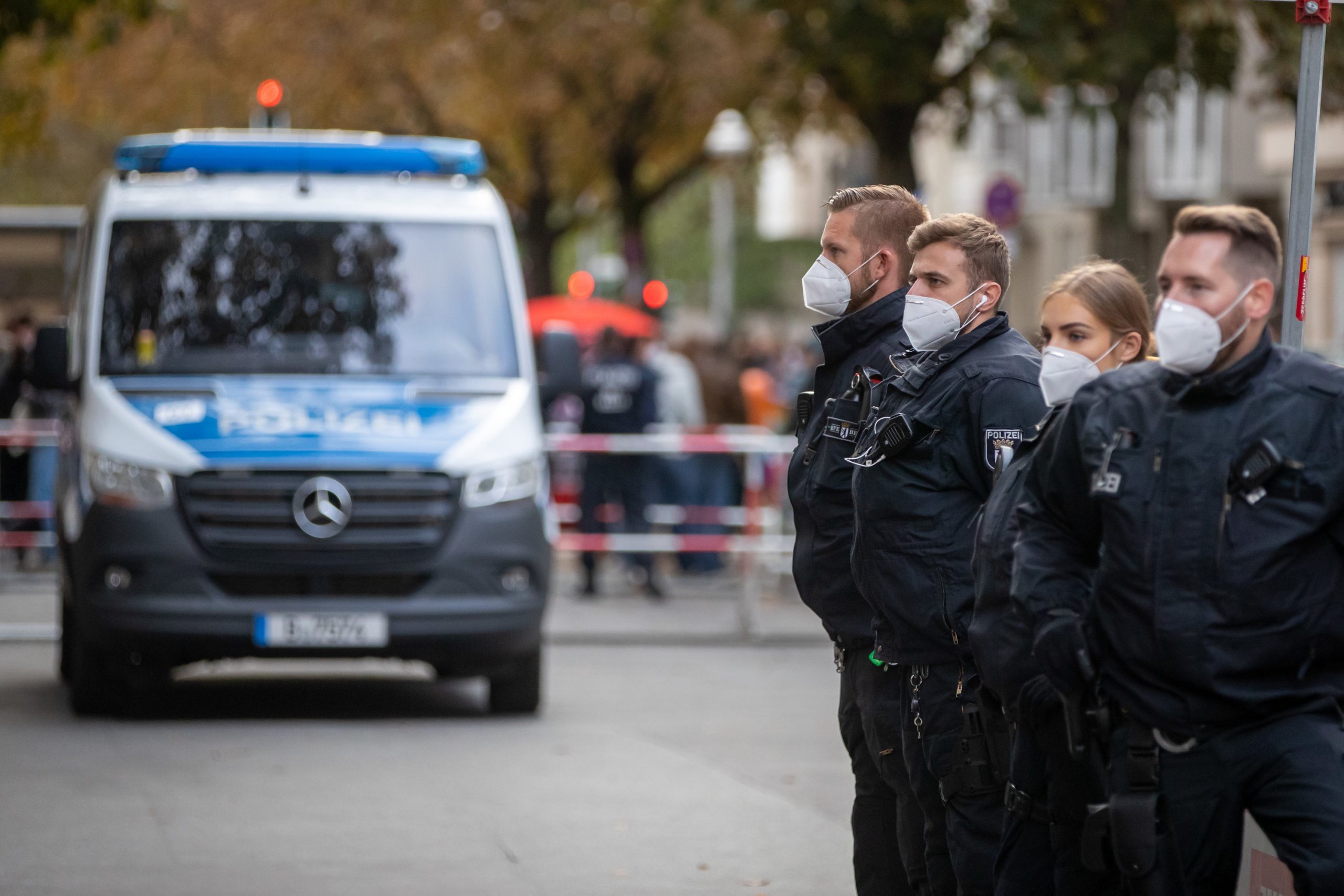 09 October 2020, Berlin: Policemen secure an area witnessing a rally rally against vegan chef Attila Hildmann near his snack bar. Hildmann calls himself "ultra-right" and a conspiracy preacher. Hildmann is a far-right conspiracy theorist who has described himself as "ultra-right-wing" and as a German nationalist. Photo: Christoph Soeder/dpa