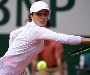 epa08734020 Iga Swiatek of Poland in action against Sofia Kenin of the USA during their women’s final match during the French Open tennis tournament at Roland ​Garros in Paris, France, 10 October 2020.  EPA/JULIEN DE ROSA