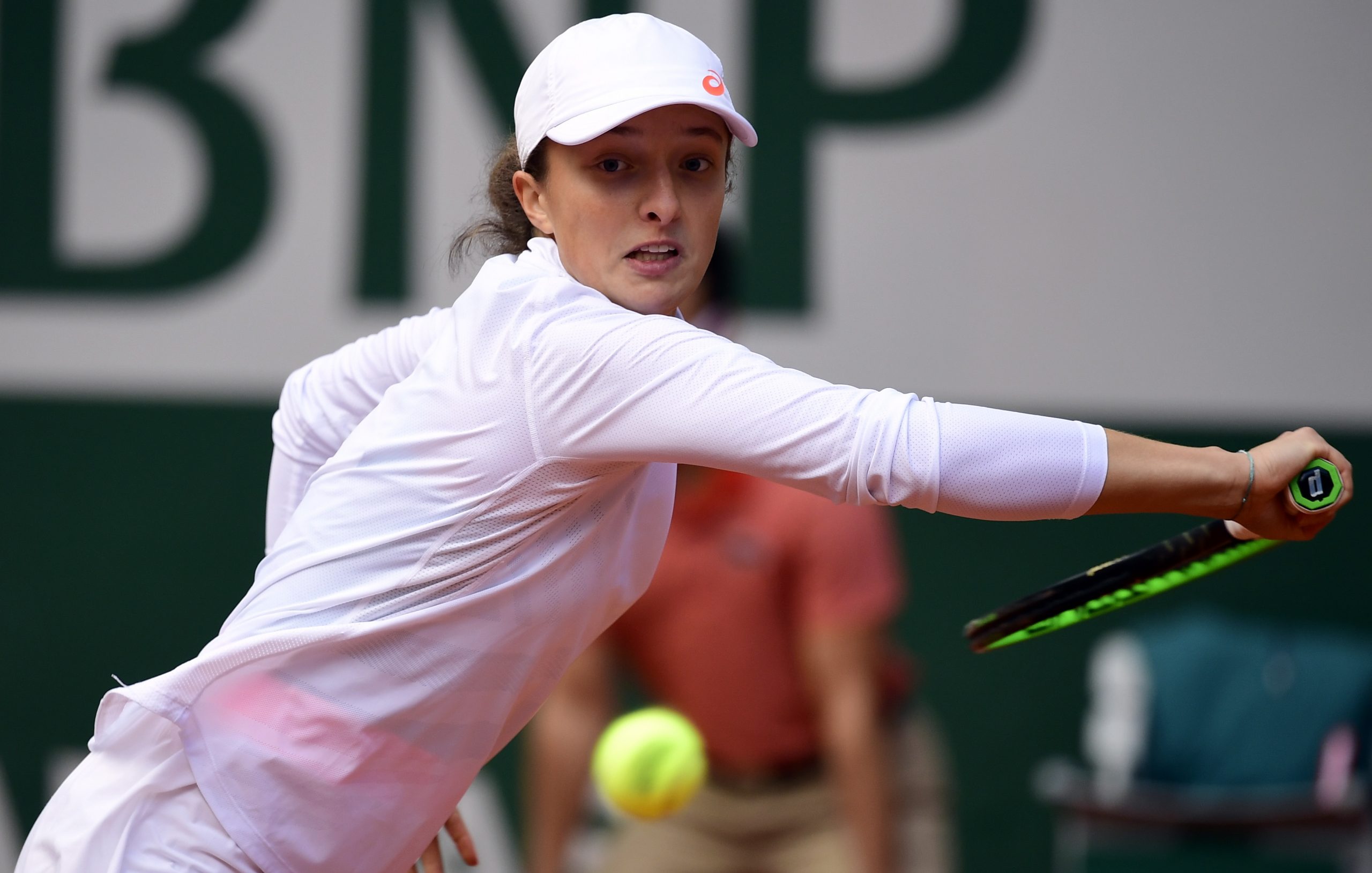 epa08734020 Iga Swiatek of Poland in action against Sofia Kenin of the USA during their women’s final match during the French Open tennis tournament at Roland ​Garros in Paris, France, 10 October 2020.  EPA/JULIEN DE ROSA