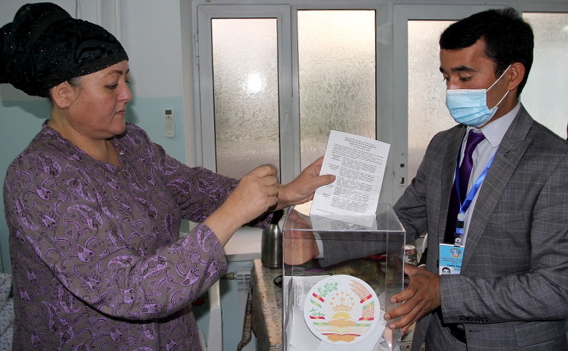 epa08735837 A woman from Tajikistan votes during the presidential elections in Dushanbe,Tajikistan, 11 October 2020.  EPA/SHUKHRATJON YEROV