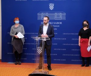 Zagreb, 13.10.2020 - Konferencija za medije Kluba zastupnika zeleno-lijevog bloka o temi: "Izmjene Zakona o interventnim mjerama u ovršnim i stečajnim postupcima za vrijeme trajanja posebnih okolnosti".
Na fotografiji Rada Borić, Tomislav Tomašević, Katarina Peović.
foto HINA/ Edvard ŠUŠAK/ es