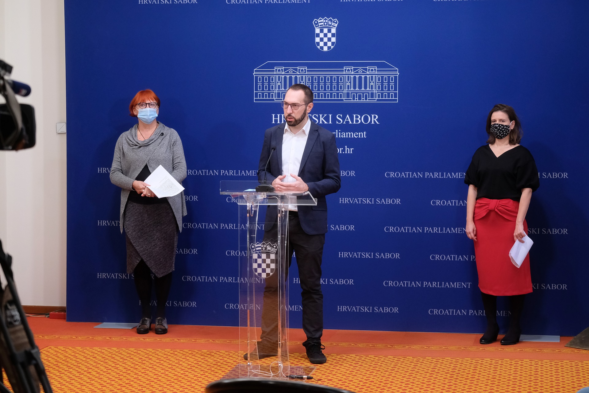 Zagreb, 13.10.2020 - Konferencija za medije Kluba zastupnika zeleno-lijevog bloka o temi: "Izmjene Zakona o interventnim mjerama u ovršnim i stečajnim postupcima za vrijeme trajanja posebnih okolnosti".
Na fotografiji Rada Borić, Tomislav Tomašević, Katarina Peović.
foto HINA/ Edvard ŠUŠAK/ es