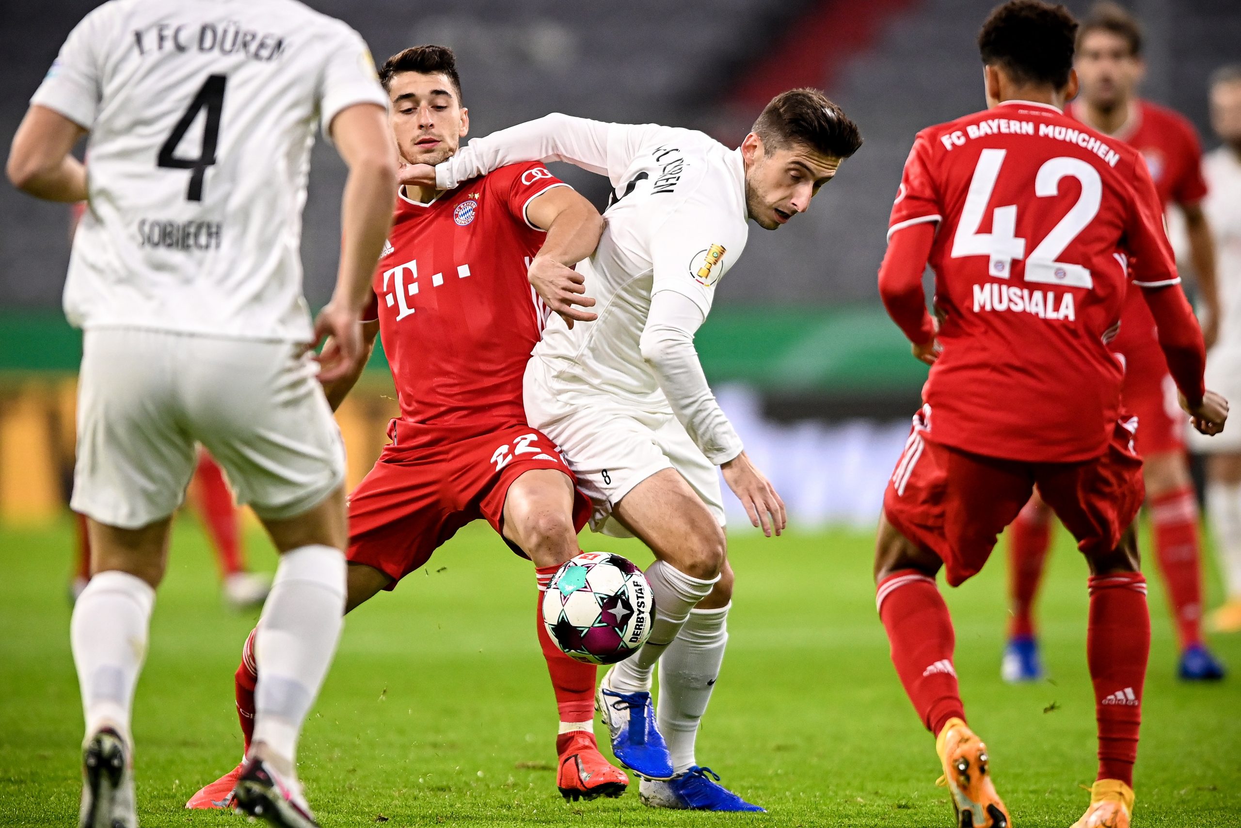 epa08748762 Bayern's Marc Roca (2-L) in action against Dueren's Gjorgji Antoski (2-R) during the German DFB Cup first round soccer match between Bayern Muenchen and FC Dueren in Munich, Germany, 15 October 2020.  EPA/LUKAS BARTH-TUTTAS CONDITIONS - ATTENTION: The DFB regulations prohibit any use of photographs as image sequences and/or quasi-video.