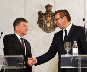 epa08748740 EU Special Representative for the Pristina-Belgrade Dialogue Miroslav Lajcak (L) and Serbian President Aleksandar Vucic (R) shake hands during the press conference after their meeting in Belgrade, Serbia, 15 October 2020.  EPA/NEMANJA JOVANOVIC