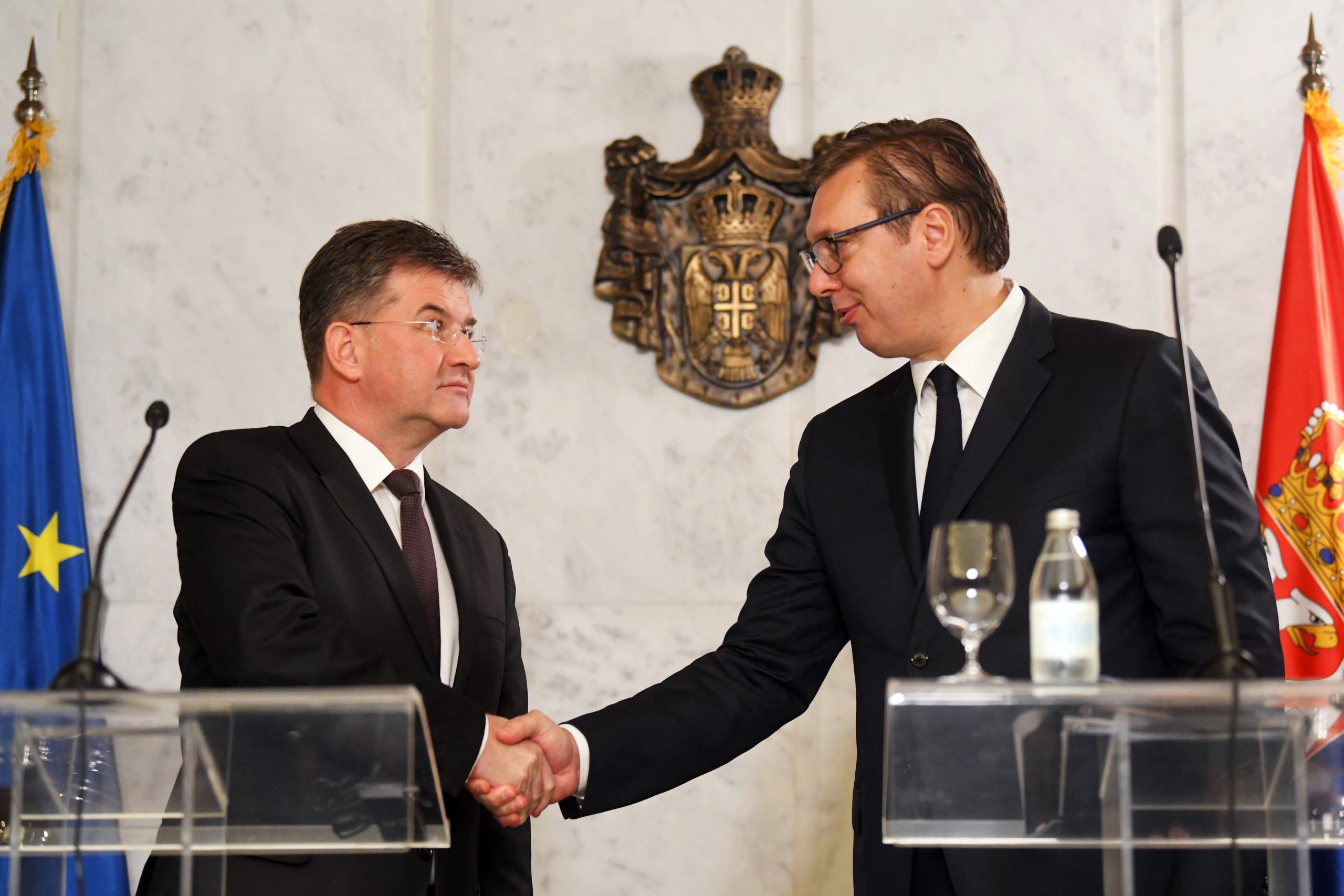 epa08748740 EU Special Representative for the Pristina-Belgrade Dialogue Miroslav Lajcak (L) and Serbian President Aleksandar Vucic (R) shake hands during the press conference after their meeting in Belgrade, Serbia, 15 October 2020.  EPA/NEMANJA JOVANOVIC