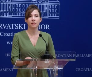 Zagreb, 16.10.2020 - Konferencija za medije Kluba zastupnika Mosta nezavisnih lista u Hrvatskom saboru na temu "Dvotjednom stankom vladajući žele izbjeći raspravu o gorućim problemima".
Na fotografiji Marija Selak Raspudić, Nino Raspudić.
foto HINA/ Edvard ŠUŠAK/ es