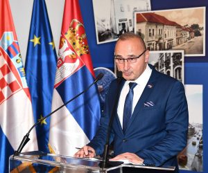 Petrovaradin, 16.10.2020. - Predsjednik Republike Srbije Aleksandar Vučić i ministar vanjskih i europskih poslova Republike Hrvatske Gordan Grlić Radman (na fotografiji) prisustvovali su otvaranju spomen kuće bana Josipa Jelačića, danas u Petrovaradinu. foto HINA/ BETAPHOTO/ Dragan GOJIĆ/ ds/ ml