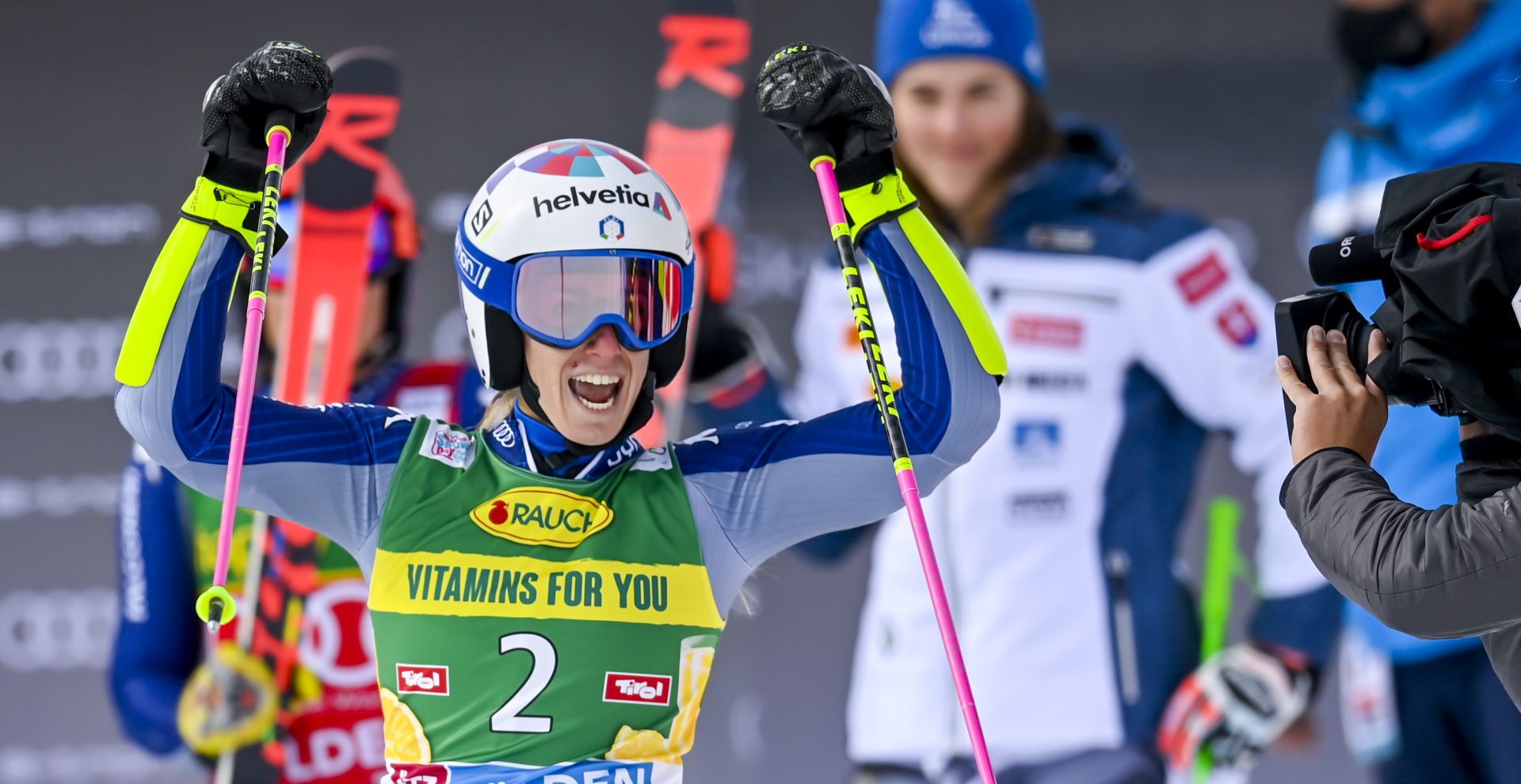 epa08752470 The winner Marta Bassino of Italy celebrates in the finish area during the second run of the women's Giant Slalom race of the FIS Alpine Skiing World Cup season opener in Soelden, Austria, 17 October 2020.  EPA/GIAN EHRENZELLER