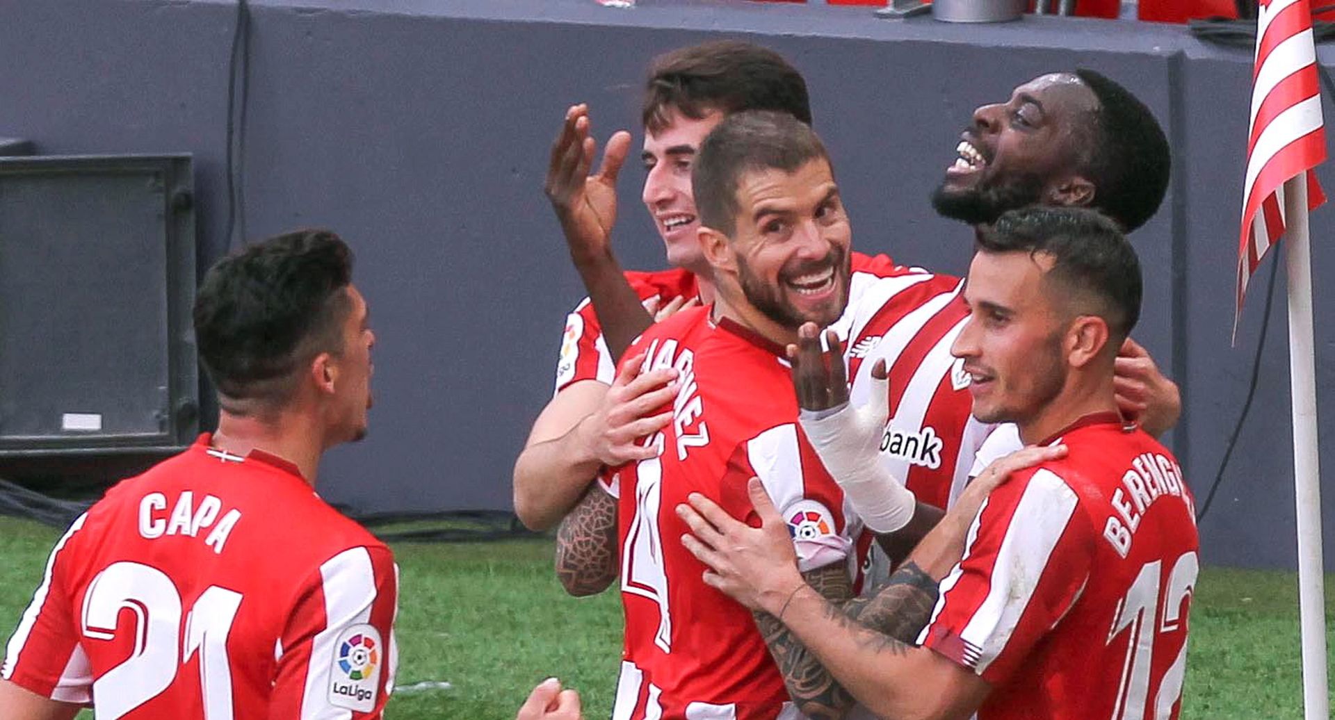 epa08755331 Athletic Bilbao's striker Inaki Williams (2-R) celebrates with teammates after scoring the 2-0 during the Spanish LaLiga soccer match between Athletic Bilbao and Levante UD held at San Mames stadium in Bilbao, Spain, 18 October 2020.  EPA/MIGUEL TONA