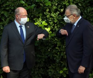 Zagreb, 20.10.2020 - Potpredsjednik Vlade RH i ministar unutarnjih poslova Davor Božinović (desno) i vršitelj dužnosti izvršnog pomoćnika načelnika za operativnu podršku Uprave za carinu i zaštitu granica (SAD) Pete Flores potpisali su Memorandum o suradnji između Ministarstva unutarnjih poslova Republike Hrvatske i Ministarstva domovinske sigurnosti Sjedinjenih Američkih Država vezano za suradnju u upotrebi informacija o putnicima. Potpisivanje Memoranduma bilo je virtualno, na lokacijama Zagreb i Washington. U sjedištu Ministarstva unutarnjih poslova RH potpisivanju Memoranduma prisustvovao je veleposlanik Sjedinjenih Američkih Država u Republici Hrvatskoj William Robert Kohorst (lijevo). Nakon potpisivanja ministar Božinović i veleposlanik Kohorst dali su izjavu za medije.
Foto HINA/ Dario GRZELJ/ dag
