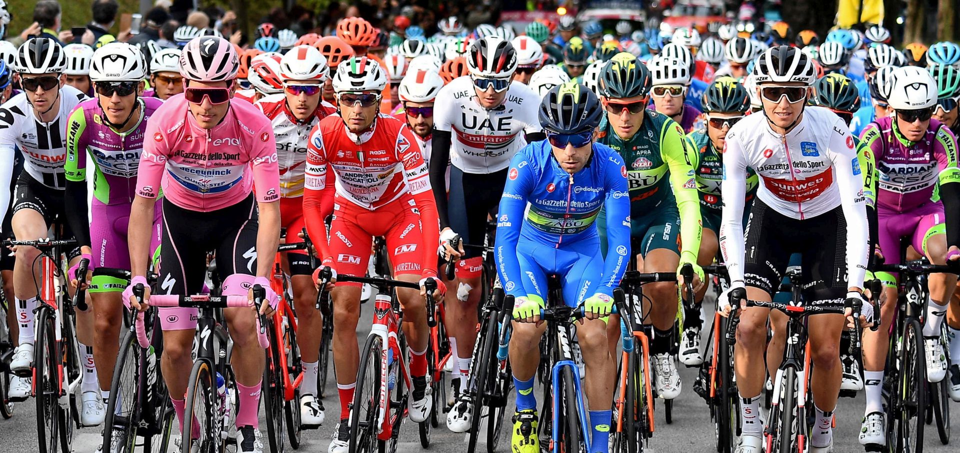 epa08761357 Riders at the departure of the 17th stage of the 2020 Giro d'Italia cycling race over 203 km from Bassano del Grappa to Madonna di Campiglio, Italy, 21 October 2020.  EPA/LUCA ZENNARO