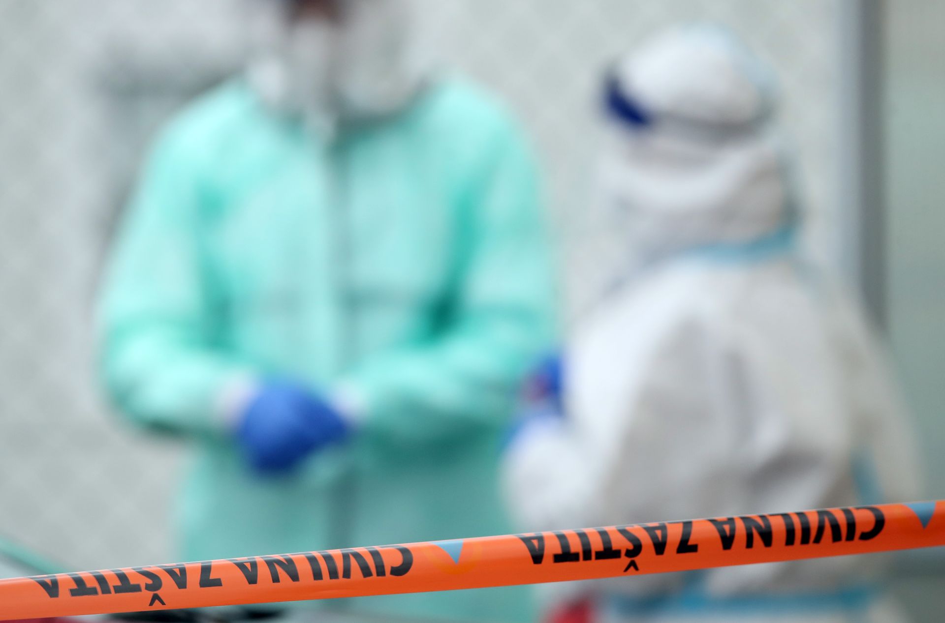 Zagreb, 24.10.2020 - Otvorenje nove lokacije za testiranje na koronavirus na istoènom parkiralitu Zagrebaèkog Velesajma. Otvaranju su nazoèili ravnatelj Hrvatskog zavoda za javno zdravstvo Krunoslav Capak i ravnatelj Nastavnog zavoda za javno zdravstvo "Dr. Andrija tampar Zvonimir ostar. Testiranja se na novoj lokaciji provode svaki dan od 8 do 11 sati. Lokaciju su omoguæili Hrvatski zavod za javno zdravstvo, Nastavni zavod za javno zdravstvo "Dr. Andrija tampar i Klinika  za  infektivne  bolesti "Dr. Fran Mihaljeviæ kako bi se smanjile guve na Gupèevoj zvijezdi, te u Rockefellerovoj i Mirogojskoj ulici. Na slici medicinsko osoblje u zatitnim odijelima uzimaju uzorke za testiranje na koronavirus graðanima u automobilima.
foto HINA/ Damir SENÈAR/ ds