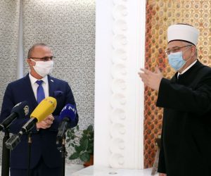 Zagreb, 27.10.2020. - Ministar vanjskih i europskih poslova Gordan Grlić Radman sastao se s predsjednikom Mešihata Islamske zajednice u Hrvatskoj muftijom Azizom ef. Hasanovićem. Na fotografiji Gordan Grlić Radman, Aziz Hasanović. foto HINA/ Lana SLIVAR DOMINIĆ/ lsd