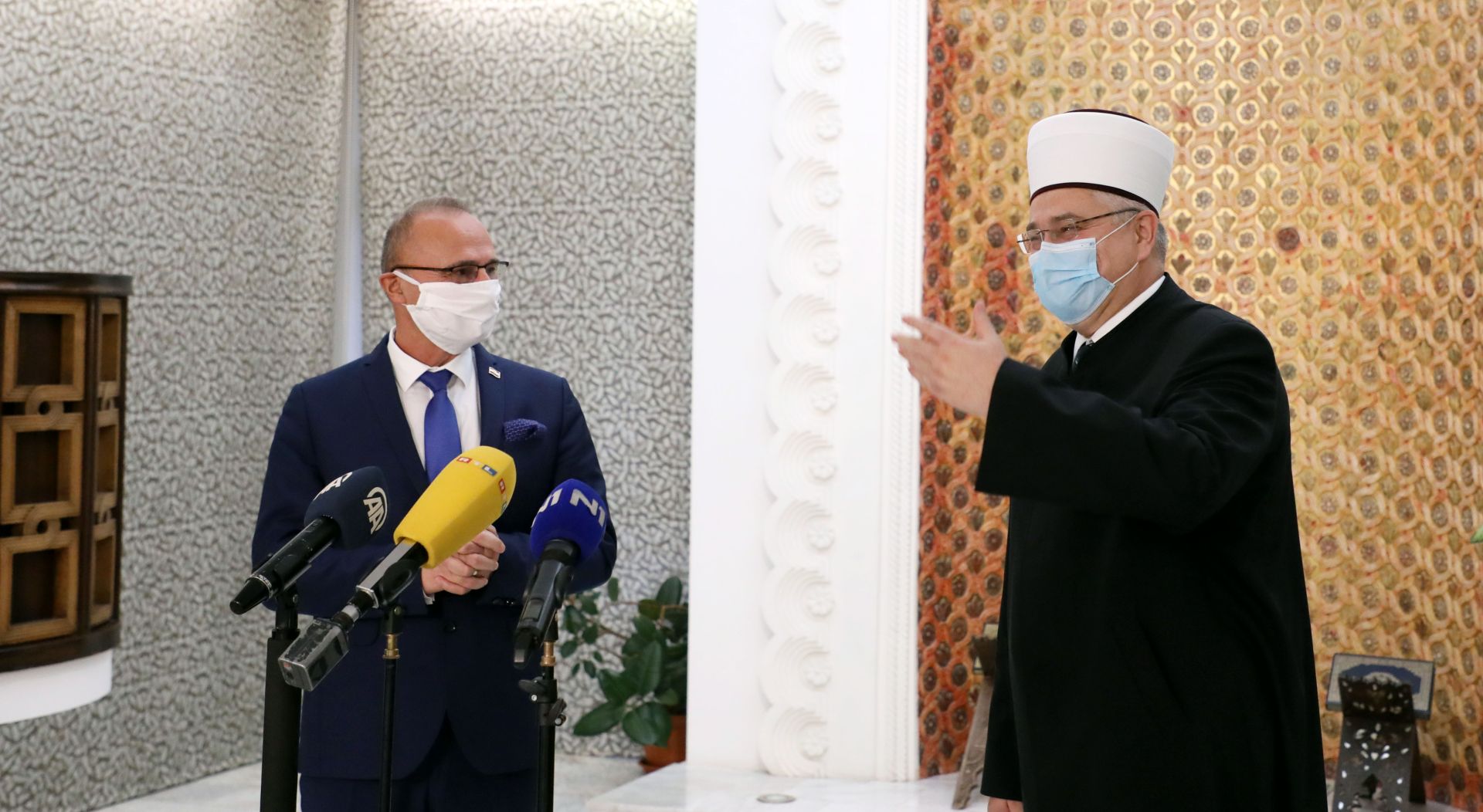 Zagreb, 27.10.2020. - Ministar vanjskih i europskih poslova Gordan Grlić Radman sastao se s predsjednikom Mešihata Islamske zajednice u Hrvatskoj muftijom Azizom ef. Hasanovićem. Na fotografiji Gordan Grlić Radman, Aziz Hasanović. foto HINA/ Lana SLIVAR DOMINIĆ/ lsd