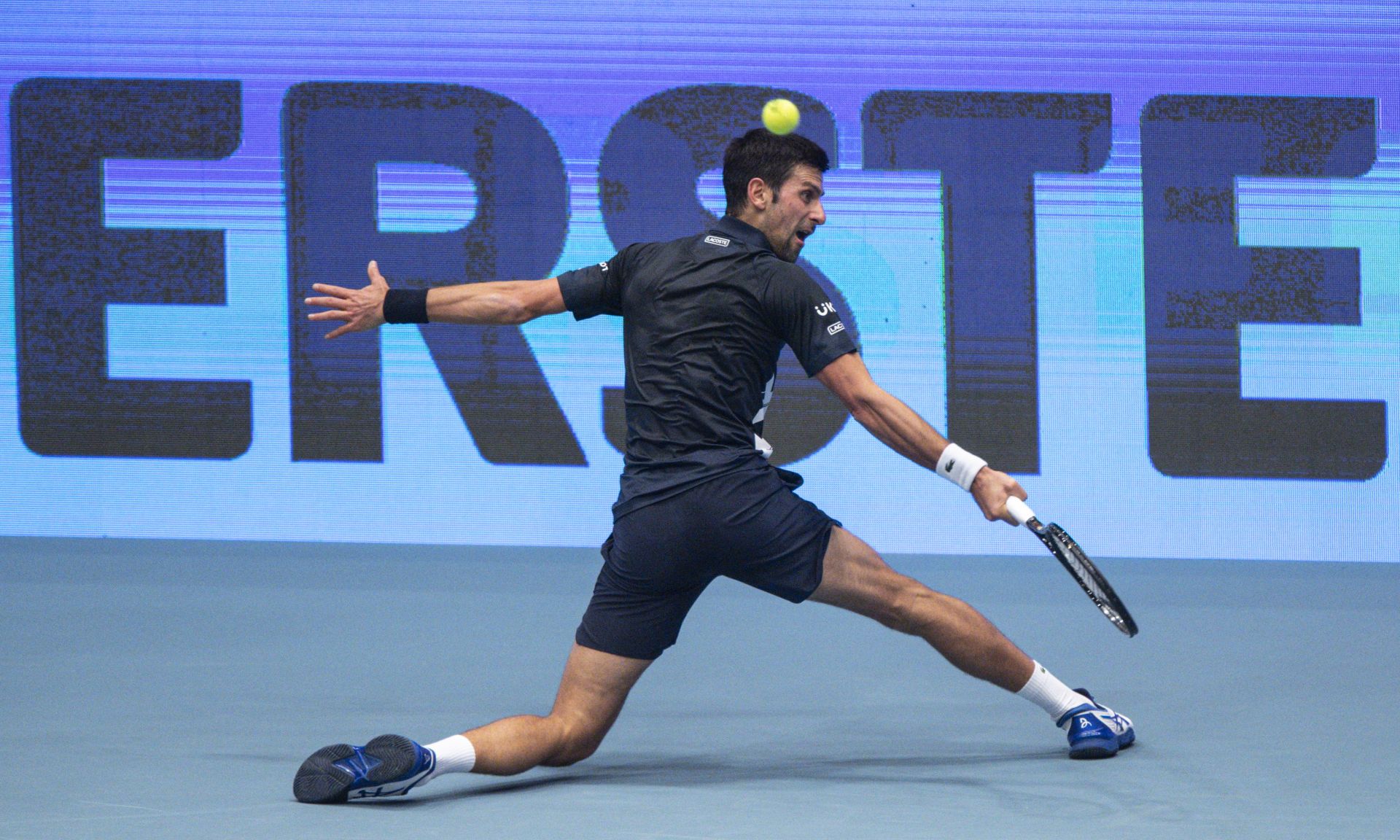 epa08777999 Novak Djokovic of Serbia in action during his first round match against Filip Krajinovic of Serbia at the Erste Bank Open ATP tennis tournament in Vienna, Austria, 27 October 2020.  EPA/CHRISTIAN BRUNA
