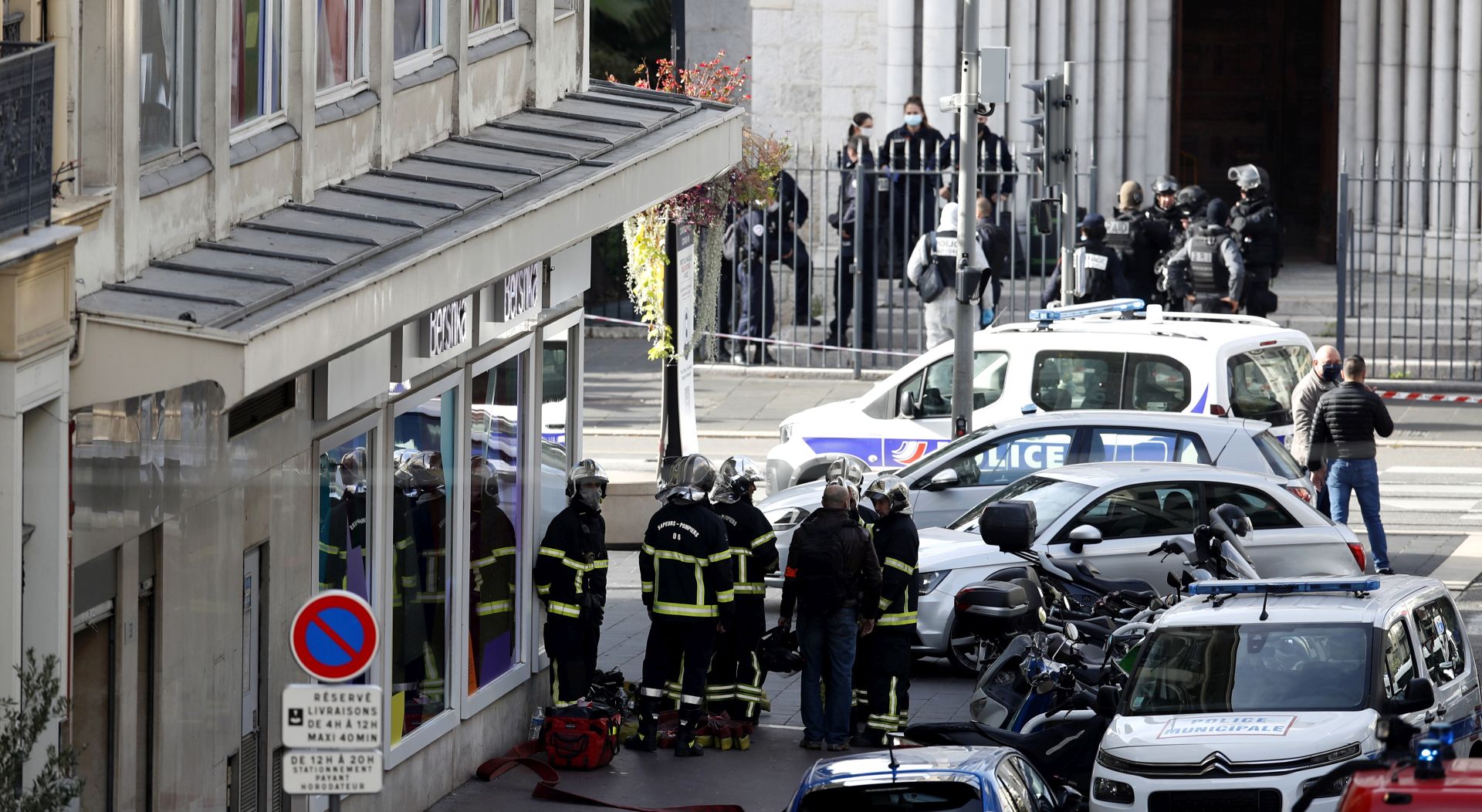 epa08782537 French police officers stand at the entrance of the Notre Dame Basilica church in Nice, France, 29 October 2020, following a knife attack. According to recent reports, at least three people are reported to have died in what officials treat as a terror attack.  EPA/SEBASTIEN NOGIER