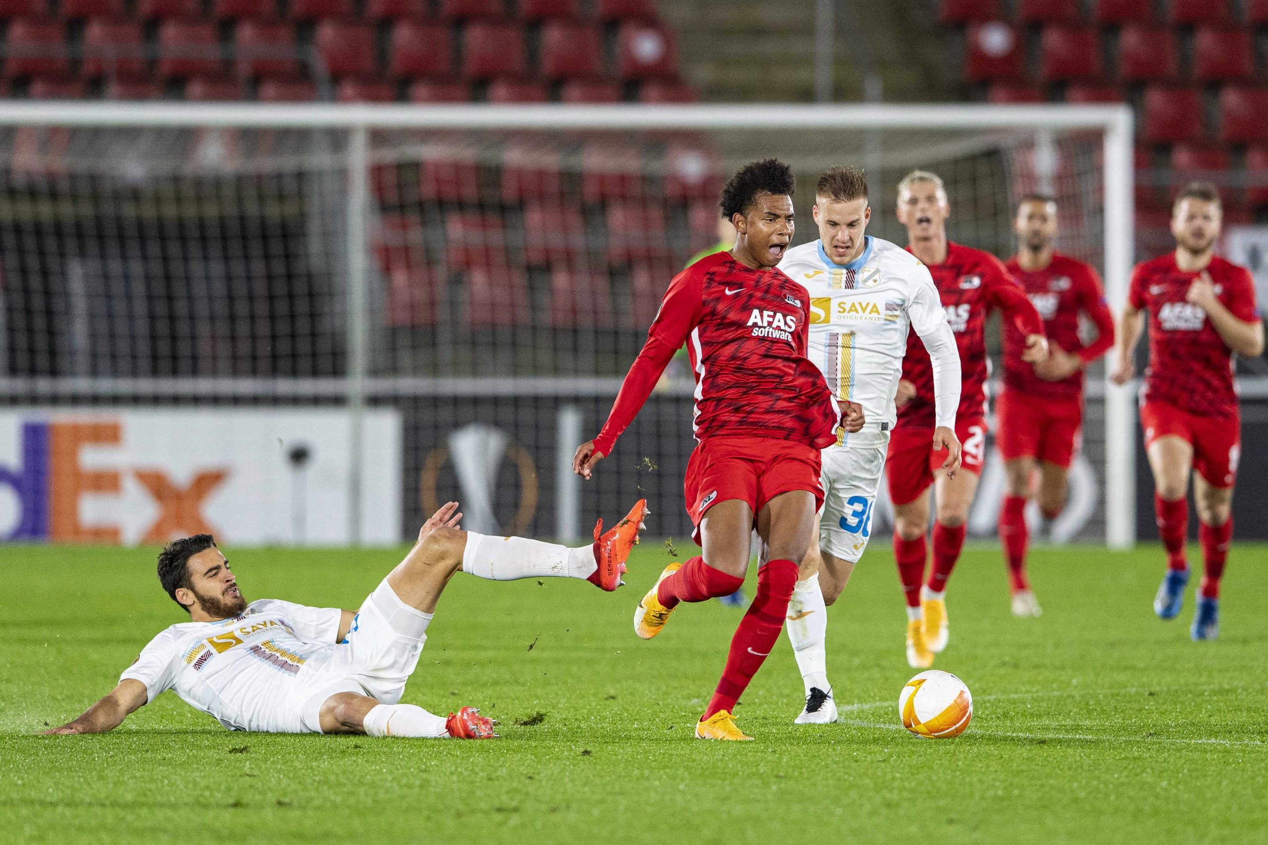 epa08784573 Calvin Stengs of AZ in action during the UEFA Europa League match between AZ Alkmaar and HNK Rijeka at the AFAS Stadium in Alkmaar, Netherlands, 29 October 2020.  EPA/OLAF KRAAK