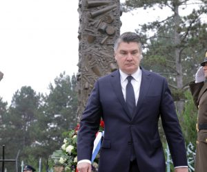Zagreb, 30.10.2020.- Predsjednik Republike Hrvatske Zoran Milanoviæ poloio je vijenac i zapalio svijeæu kod Sredinjeg kria u Aleji poginulih hrvatskih branitelja na gradskom groblju Mirogoj povodom blagdana Svih svetih. 
foto HINA/ ua