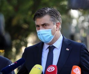 Zagreb, 31.10.2020 - U prigodi blagdana Svih svetih predsjednik Vlade RH Andrej Plenković položio je vijence i zapalio svijeće na Gradskom groblju Mirogoj kod spomenika "Glas hrvatske žrtve – Zid boli", kod Središnjeg križa u Aleji poginulih hrvatskih branitelja iz Domovinskog rata, na grobu prvog hrvatskog predsjednika dr. Franje Tuđmana, pred Središnjim križem na Mirogoju, te na zajedničkoj grobnici za neidentificirane žrtve iz Domovinskog rata na Krematoriju. Uz premijera Plenkovića polaganju su prisustvovali potpredsjednik Vlade i ministar hrvatskih branitelja Tomo Medved, te ministrica kulture i medija Nina Obuljen Koržinek.
Foto HINA/ Dario GRZELJ/ dag