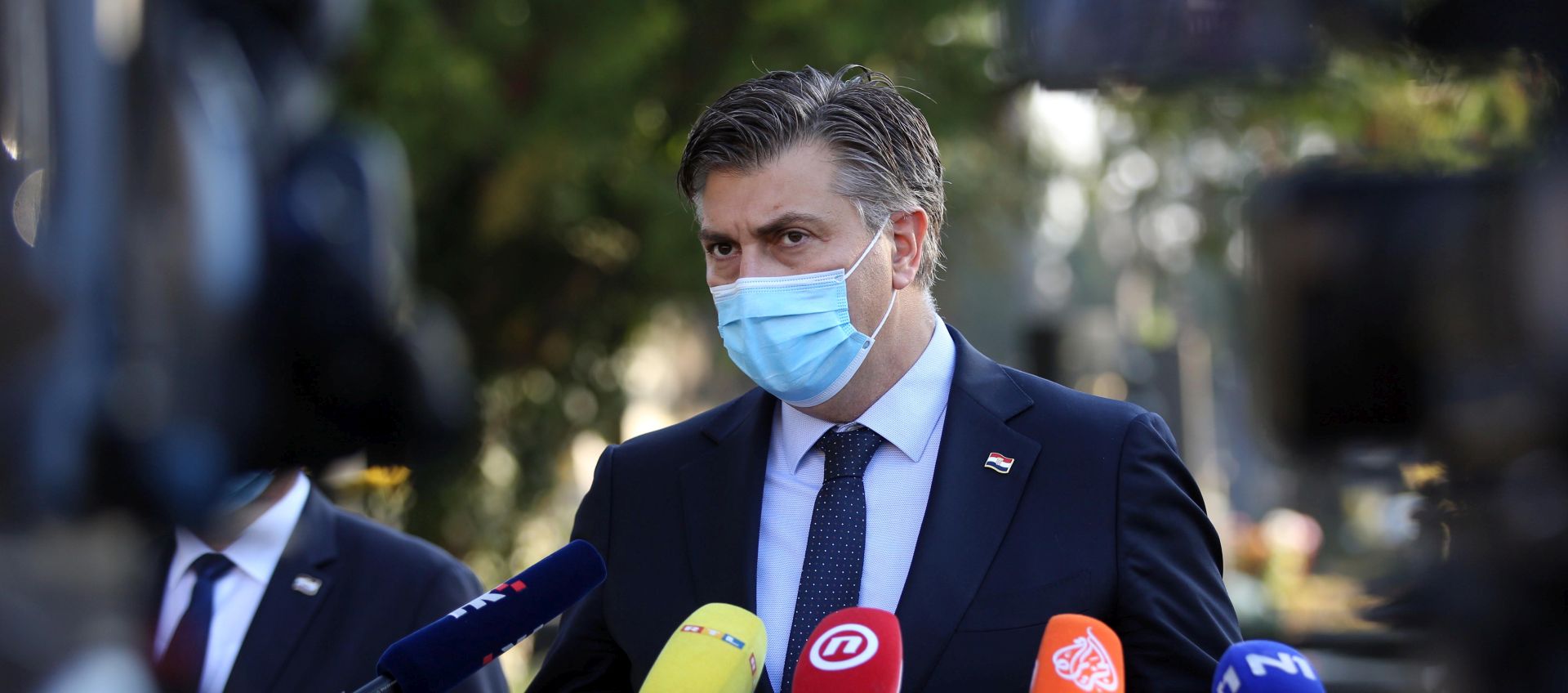 Zagreb, 31.10.2020 - U prigodi blagdana Svih svetih predsjednik Vlade RH Andrej Plenković položio je vijence i zapalio svijeće na Gradskom groblju Mirogoj kod spomenika "Glas hrvatske žrtve – Zid boli", kod Središnjeg križa u Aleji poginulih hrvatskih branitelja iz Domovinskog rata, na grobu prvog hrvatskog predsjednika dr. Franje Tuđmana, pred Središnjim križem na Mirogoju, te na zajedničkoj grobnici za neidentificirane žrtve iz Domovinskog rata na Krematoriju. Uz premijera Plenkovića polaganju su prisustvovali potpredsjednik Vlade i ministar hrvatskih branitelja Tomo Medved, te ministrica kulture i medija Nina Obuljen Koržinek.
Foto HINA/ Dario GRZELJ/ dag