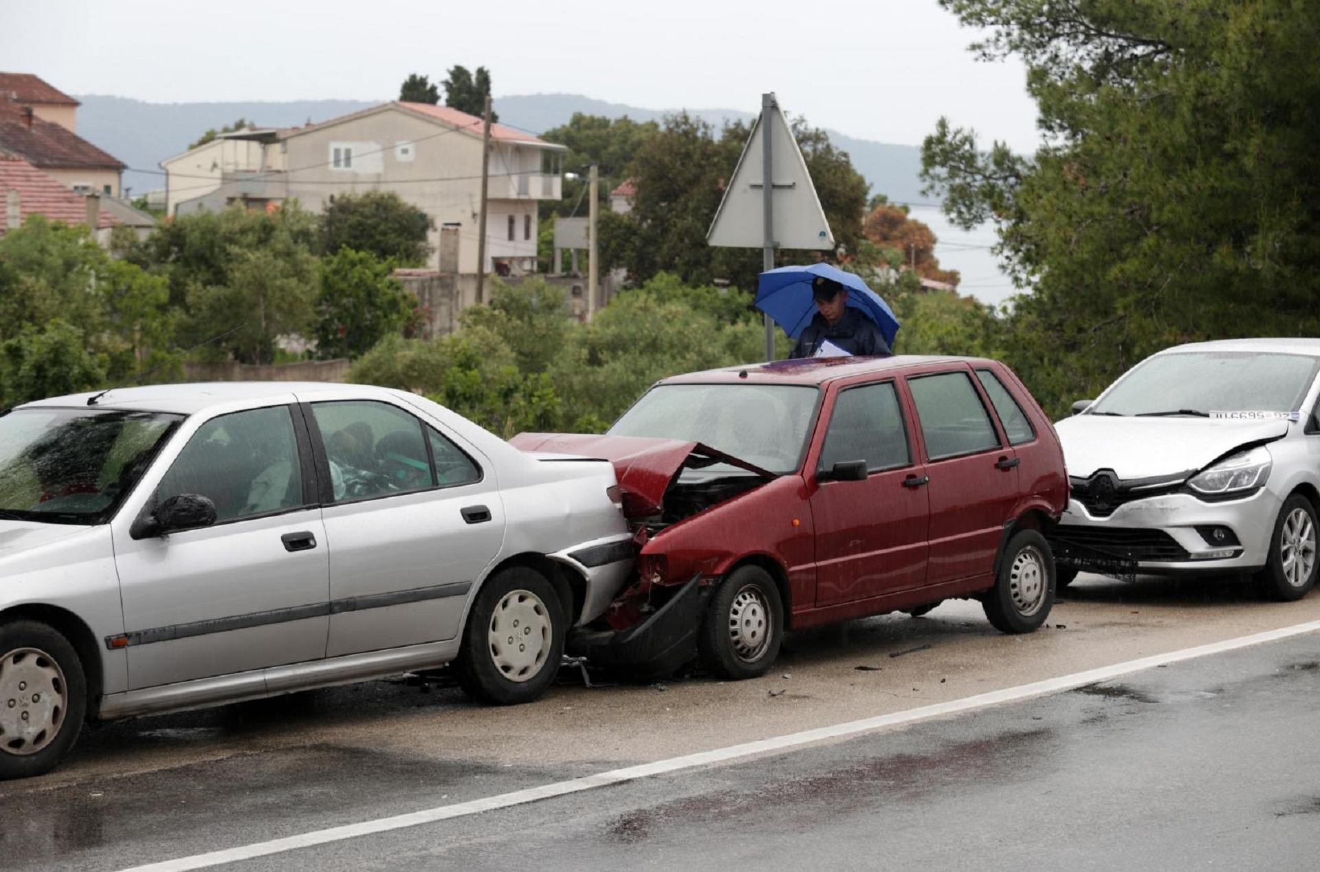 01.06.2019., Brodarica - Na jadranskoj magistrali u lancanom sudaru sudjelovalo pet osobnih automobila. Ocevid je u tijeku a prometna policija regulira preomet koji se odvija naizmjenicno. 
Photo: Dusko Jaramaz/PIXSELL