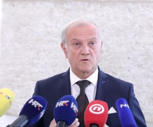 01.10.2020., Zagreb - Zastupnik Drazen Bosnjakovic komentirao je u Saboru Odluke odbora za ustav i poslovnik o ogranicenjima u radu zastupnika zbog koronavirusa.
Photo: Patrik Macek/PIXSELL