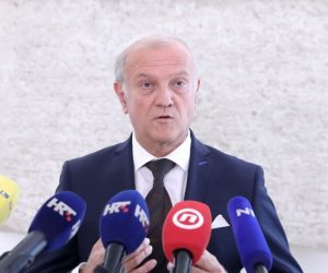 01.10.2020., Zagreb - Zastupnik Drazen Bosnjakovic komentirao je u Saboru Odluke odbora za ustav i poslovnik o ogranicenjima u radu zastupnika zbog koronavirusa.
Photo: Patrik Macek/PIXSELL
