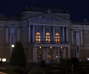 02.04.2014., Rijeka - Svjetski dan autizma obiljezava se u gradu paljenjem plavih svjetala, koja obasjavaju procelja zgrada HNK Ivana pl Zajca i Gradskog poglavarstva na korzu. 
Photo: Goran Kovacic/PIXSELL