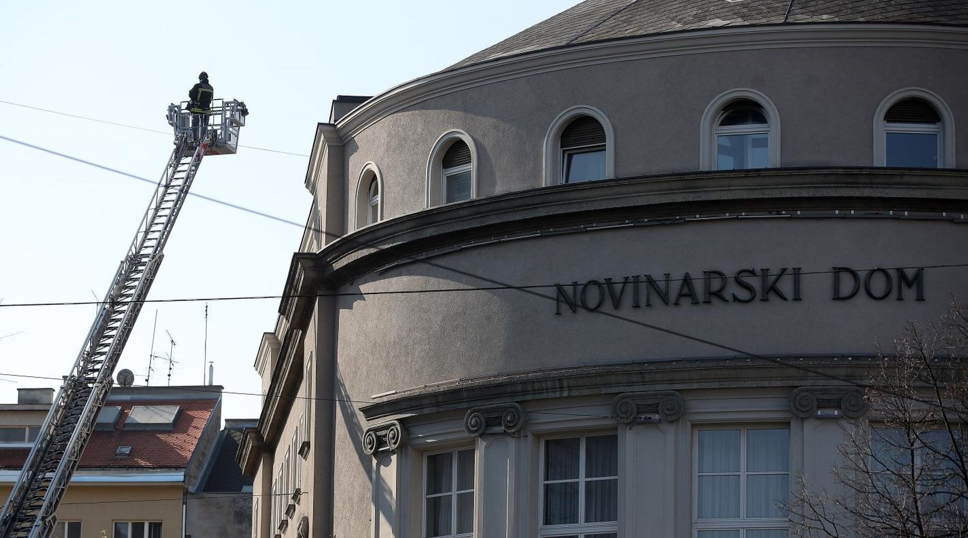 04.04.2020., Zagreb - Sanacija stete uzrovovane potresom na zagrebackim krovovima i proceljima zgrada.
Photo: Igor Kralj/PIXSELL